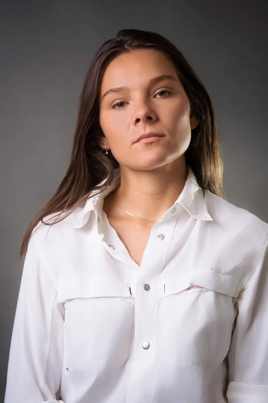 Portrait de femme en lumière naturelle pour photo de profil